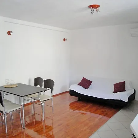 Modern Near Beach Apartment